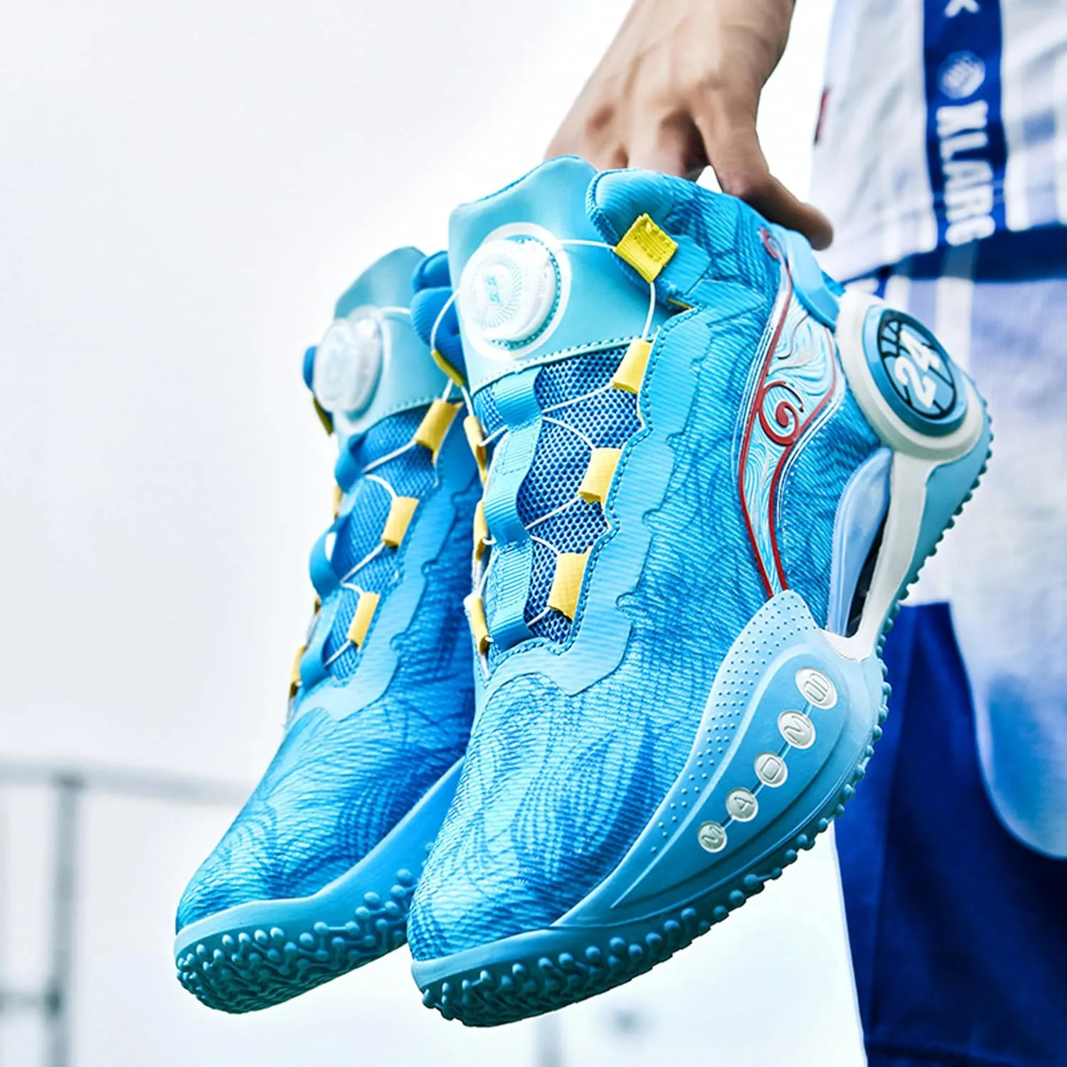 Men's Basketball Shoes Anti-Slip and Wear-Resistant Soles Running Shoes Graffiti Design Fashionable Sports Shoes