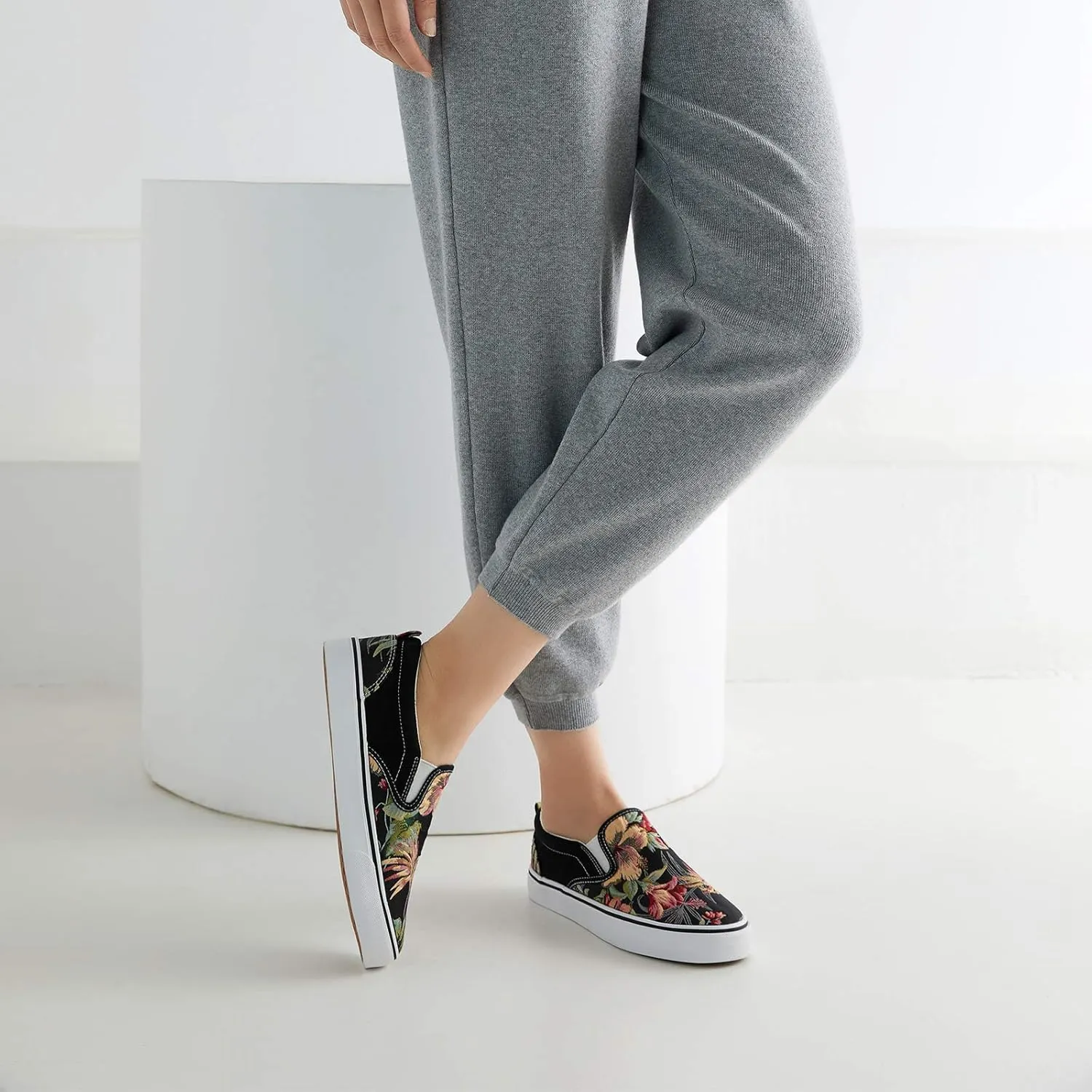 Women's Slip on Shoes Fashion Canvas Sneakers Low Top Casual Shoes Non Slip Loafers